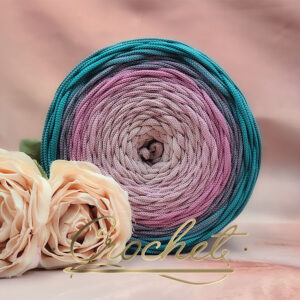 SZNUREK OMBRE POLIESTROWY 5mm – PŁASKI – MORSKA JAGODA 235m CROCHET