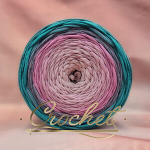 SZNUREK OMBRE POLIESTROWY 5mm – PŁASKI – MORSKA JAGODA 235m CROCHET