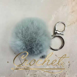 POMPON BRELOK DO TOREBKI – JASNY POPIELATY/SREBRO CHWOST