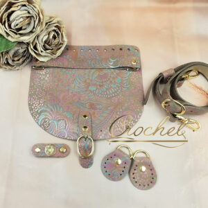 ZESTAW SKÓRZANY OZDOBNE WZORKI – CROCHET MATCH/JASNY BEŻ – 20x18cm RĄCZKA WRZOSOWO TURKUSOWY PRINT OKUCIA SREBRNE IT – BEIGE EDITION