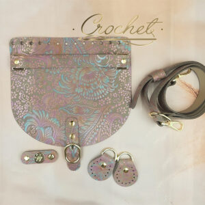 ZESTAW SKÓRZANY OZDOBNE WZORKI – CROCHET MATCH/JASNY BEŻ – 20x18cm RĄCZKA WRZOSOWO TURKUSOWY PRINT OKUCIA SREBRNE IT – BEIGE EDITION