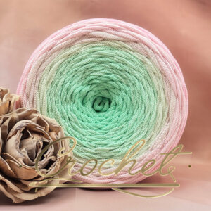 SZNUREK OMBRE POLIESTROWY 5mm – PŁASKI – ROSA MENTA 255m CROCHET