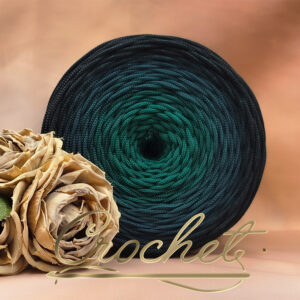 SZNUREK OMBRE POLIESTROWY 5mm – PŁASKI – NOTTE SMERALDO 250m CROCHET SZNUREK OMBRE POLIESTROWY 5mm – PŁASKI – NOTTE SMERALDO 250m CROCHET
